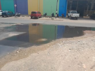 Comerciantes da Feira do Produtor denunciam esgoto estourado e demora da Caer para fazer manutenção; problema prejudica vendas