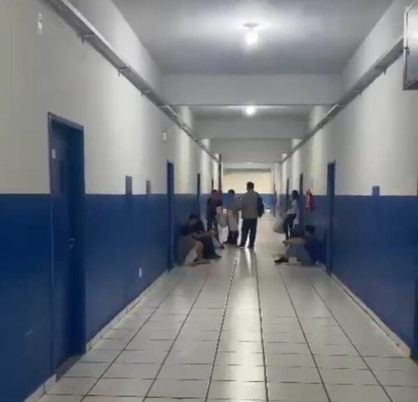 Abrigados no antigo prédio da Fares, alunos de cursos integrais da Universidade Estadual de Roraima reclamam por falta de refeitório e sala de descanso