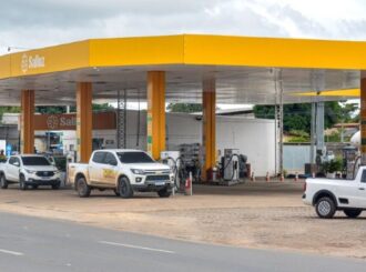 Bandido finge que vai abastecer, ameaça frentista com uma arma e leva R$ 239, em Boa Vista
