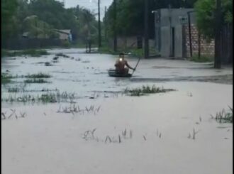 Chuva provoca alagamento em Caracaraí e água invade residências; veja vídeo