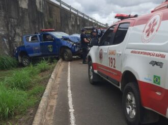 Viatura da GCM de Boa Vista colide em lateral de viaduto e três agentes ficam feridos
