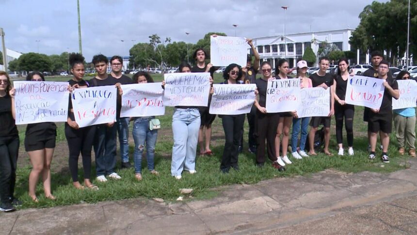 Estudantes fazem manifestação contra fim do vestibular da Uerr