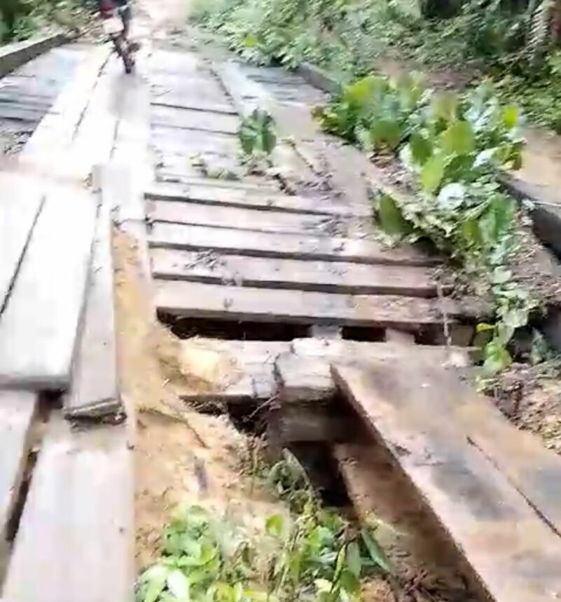 Pontes de madeira quebradas dificultam passagem de moradores da vicinal 3, no Cantá