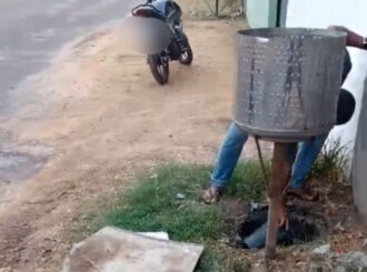 Caer não resolveu problema de esgoto e moradores tentaram desentupir rede de esgotamento por conta própria