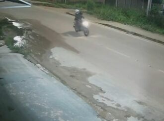Vídeo mostra policial suspeito de matar adolescente em Rorainópolis levando vítima para o local do crime e voltando sozinho