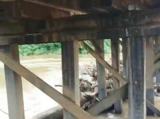 Com risco de desabamento, moradores de Caroebe cobram por reforma de ponte na BR-210; veja vídeo