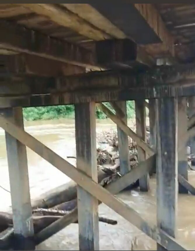 Com risco de desabamento, moradores de Caroebe cobram por reforma de ponte na BR-210; veja vídeo