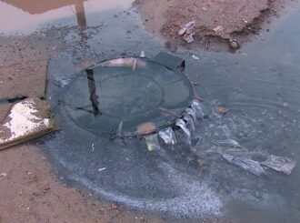 Há mais de um mês, moradores sofrem com mau cheiro e risco de contaminação causado por esgoto estourado no Hélio Campos, em Boa Vista