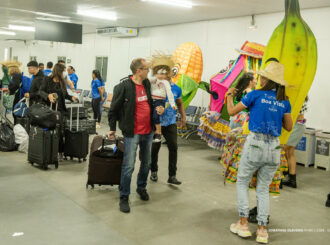 Com forró, paçoca e alegria, turistas são recepcionados no Aeroporto Internacional de Boa Vista