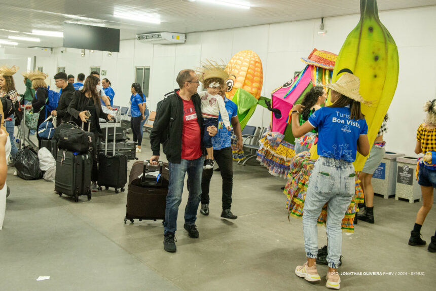 Com forró, paçoca e alegria, turistas são recepcionados no Aeroporto Internacional de Boa Vista