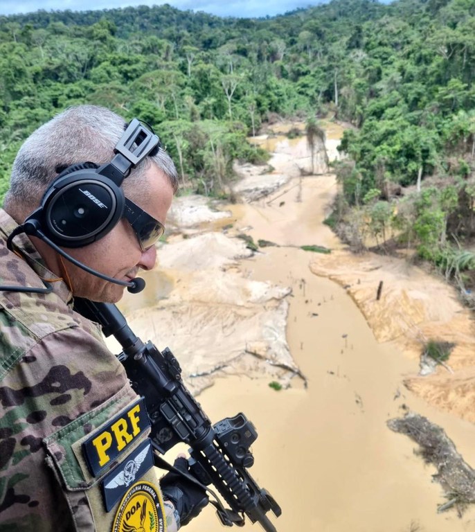 Ação conjunta intercepta e destrói helicóptero clandestino que sobrevoava Território Yanomami