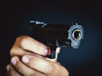 Homem tenta matar vizinho a tiros após discussão durante confraternização em Boa Vista