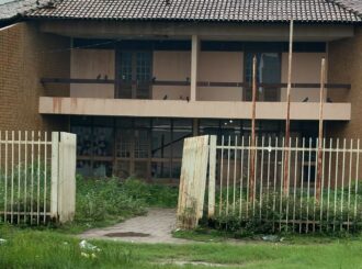 Mato alto, infestação de pombos e insetos: moradora do Asa Branca relata abandono de antiga Casa do Estudante