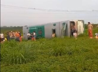 Ônibus com quadrilha junina de Manaus tomba na BR-174, em Rorainópolis