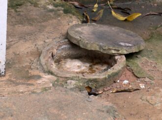 Rede de esgoto entope e água contaminada invade residências no bairro Hélio Campos em Boa Vista