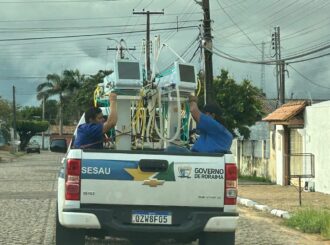 Sesau é flagrada transportando pessoas segurando máquinas em caçamba aberta sob chuva, em Roraima