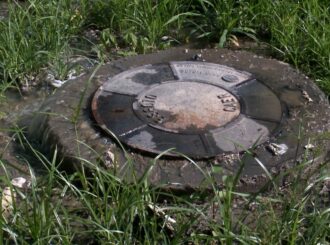 Caer aumentou tarifa de água este ano mas não melhorou serviço para população; denúncias de esgotos estourados continuam