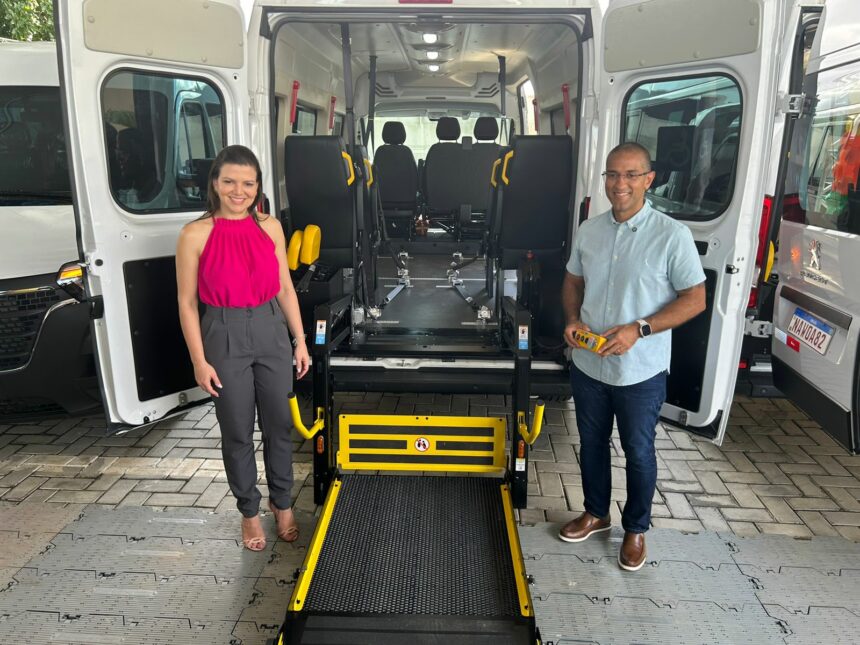 Conforto e acessibilidade: Arthur Henrique entrega novas vans adaptadas para abrigos e Cras Itinerante de Boa Vista