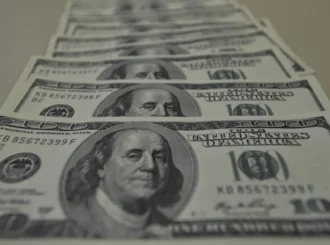 Dólar chega a R$ 5,58 e fecha semestre com alta de 15,15%