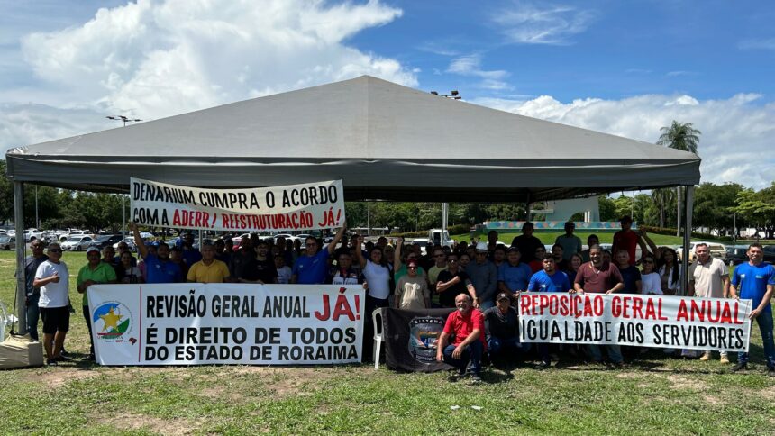 Servidores estaduais fazem manifestação em frente ao Palácio do Governo para cobrar reajuste salarial