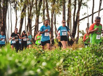 Mil atletas enfrentam estradas de barro, poça de água e trilhas na AgroBVRun