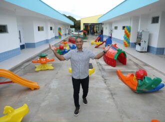 Prefeito Arthur Henrique entrega obra de ampliação da Escola Municipal Airton Dias