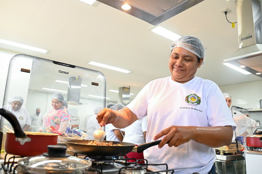 ‘Boas práticas alimentares’: merendeiras das escolas de Boa Vista participam de curso para aprimorar técnicas