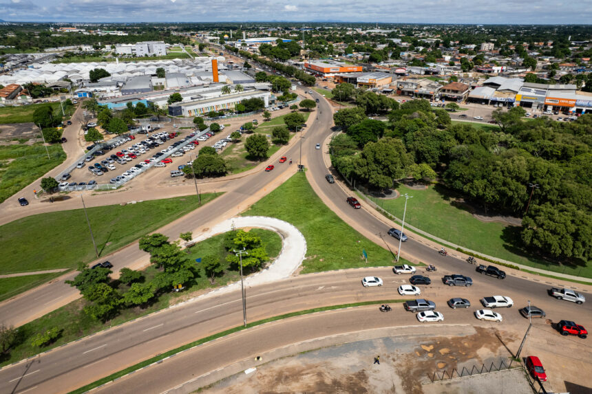 Prefeitura de Boa Vista constrói retornos nas avenidas Brasil e das Guianas; medida visa melhorar tráfego