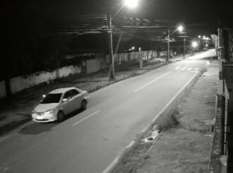 Câmera de segurança registra disparos de arma de fogo em frente a ocupação de imigrantes em Boa Vista; veja vídeo