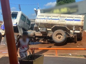 Buraco em rua do Asa Branca preocupa moradores e condutores de veículos