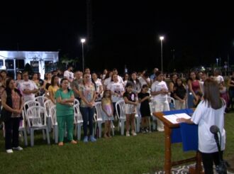 Familiares e amigos de motociclista morto em acidente causado por policial se reúnem em praça pública para cobrar justiça