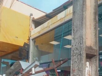 Fachada de loja desaba e deixa funcionários e clientes presos dentro de prédio em Boa Vista