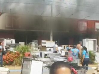 Loja pega fogo em Alto Alegre e populares ajudam a retirar móveis e combater incêndio; veja vídeo