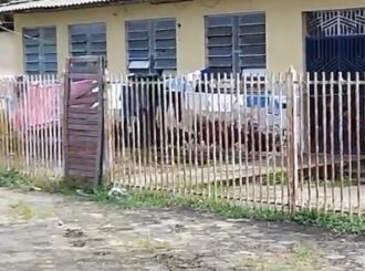 Abandonada, Escola Estadual vira depósito de lixo e abrigo para migrantes em Mucajaí; veja vídeo