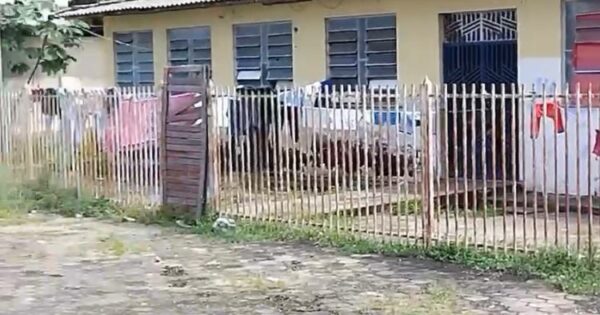 Abandonada, Escola Estadual vira depósito de lixo e abrigo para migrantes em Mucajaí; veja vídeo