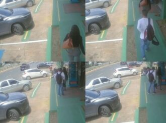 Homem furta objetos de carro em estacionamento enquanto comparsas vigiam vítima dentro de loja em Boa Vista; veja vídeo