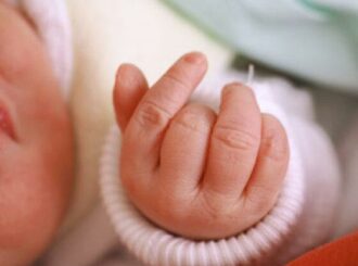 Mãe tenta vender por R$ 4 mil a própria filha recém-nascida a desconhecido