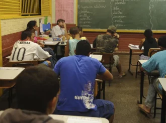 MEC criou programa de apoio a escolas públicas com aulas noturnas