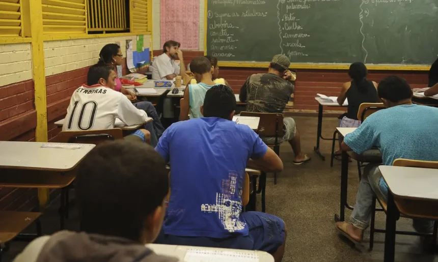 MEC cria programa de apoio a escolas públicas com aulas noturnas