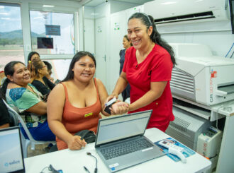 Agosto Lilás: moradores da comunidade indígena Serra do Truaru recebem orientações sobre direitos das mulheres e serviços de saúde