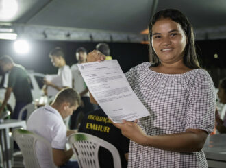 Moradores do João de Barro recebem Certidões de Cadastro Imobiliário e comemoram conquista: ‘satisfação enorme’
