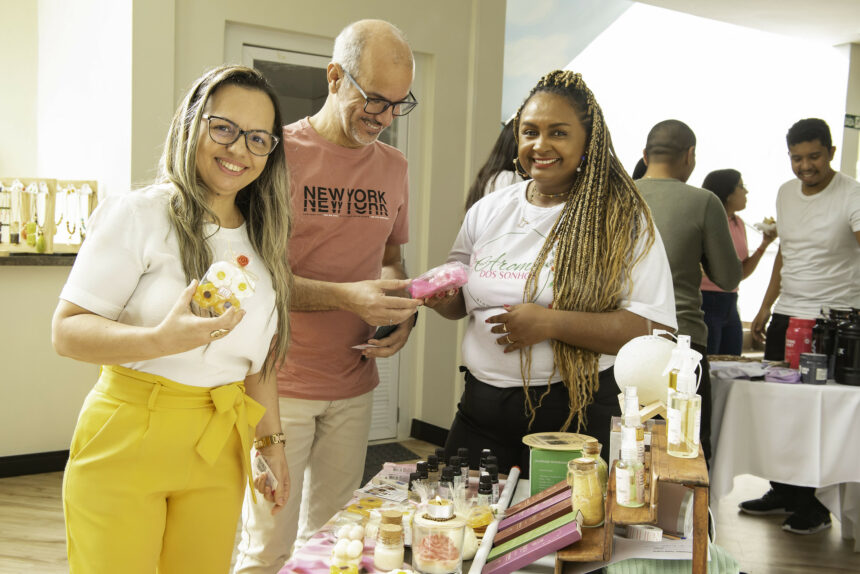 Feirinha de empreendedorismo reúne produtos de servidores municipais e beneficiários da AME BV