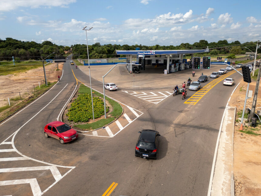 Novo semáforo é instalado em ponto crítico na divisa dos bairros Jóquei Clube e Araceli