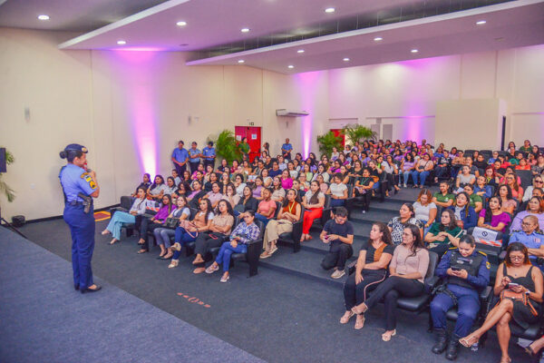 Servidoras públicas de Boa Vista participam de ação com foco na saúde e combate à violência doméstica em alusão à campanha ‘Agosto Lilás’