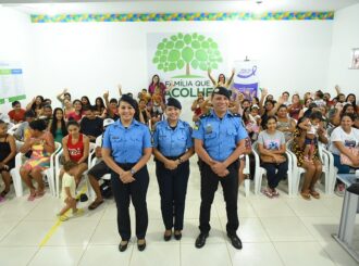 Agosto Lilás: palestra leva orientações aos beneficiários do Família que Acolhe sobre como buscar ajuda em casos de violência doméstica