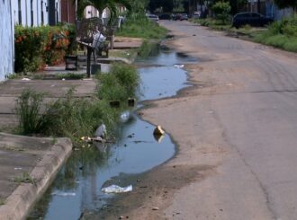Mau cheiro, água contaminada e riscos de doenças: moradores denunciam esgoto estourado em rua do bairro Cambará, em Boa Vista