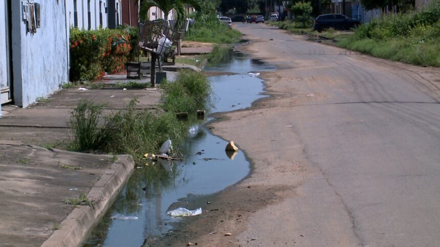 Mau cheiro, água contaminada e riscos de doenças: moradores denunciam esgoto estourado em rua do bairro Cambará, em Boa Vista