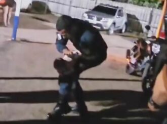 Soldado da PM salva bebê engasgado após família pedir ajuda, em Boa Vista