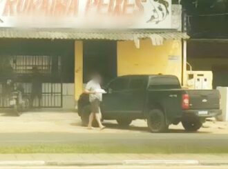 Diretor de departamento da Secretaria de Educação é flagrado utilizando carro oficial do Governo para comprar peixe no fim de semana; veja vídeo