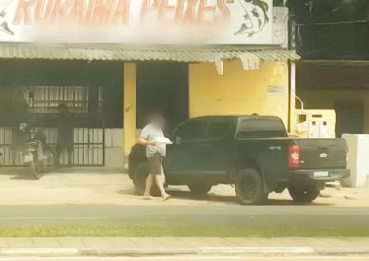 Diretor de departamento da Secretaria de Educação é flagrado utilizando carro oficial do Governo para comprar peixe no fim de semana; veja vídeo